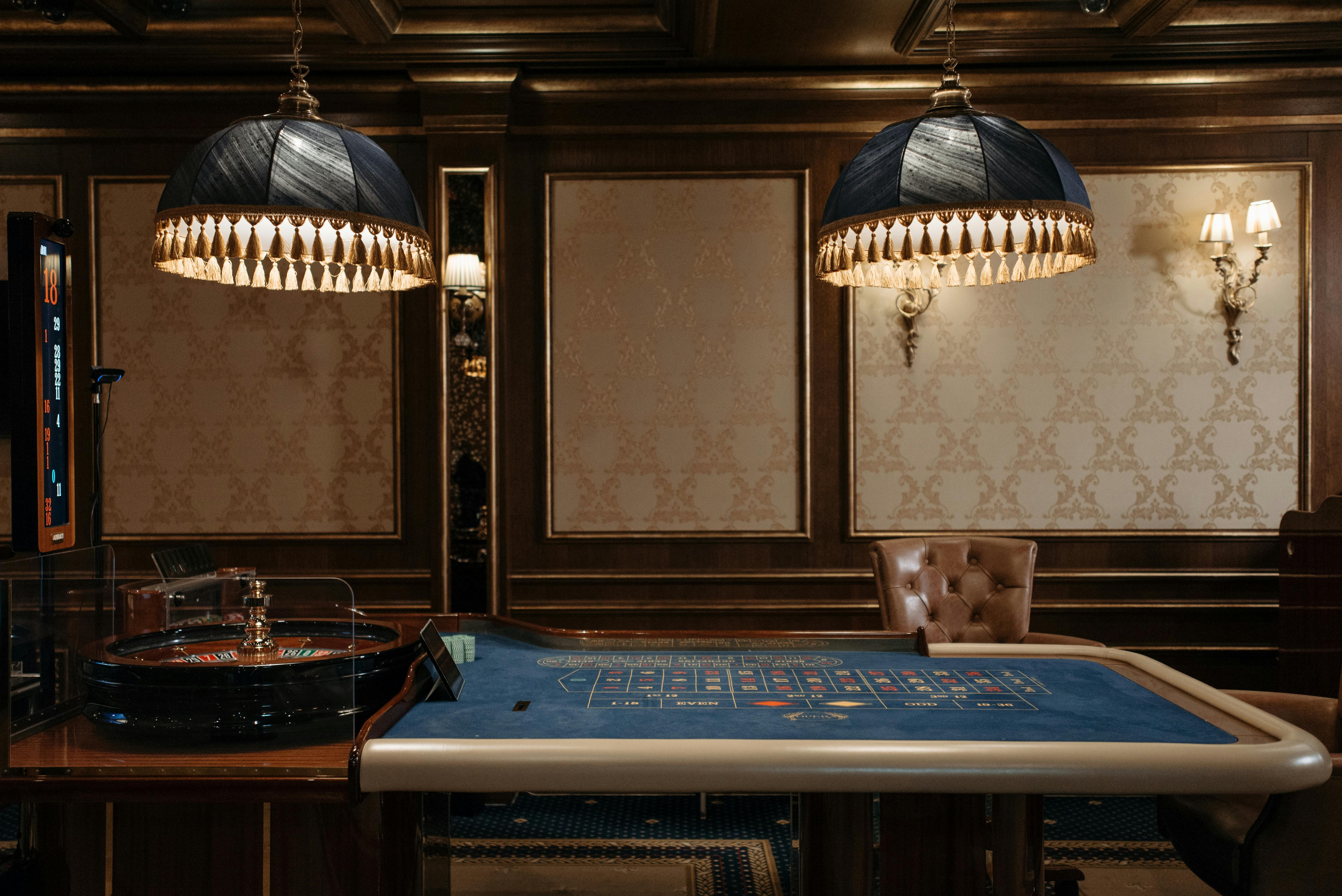 Kasino Salon Art Déco s ruletovým stolem, tlumeným osvětlením a luxusním interiérem