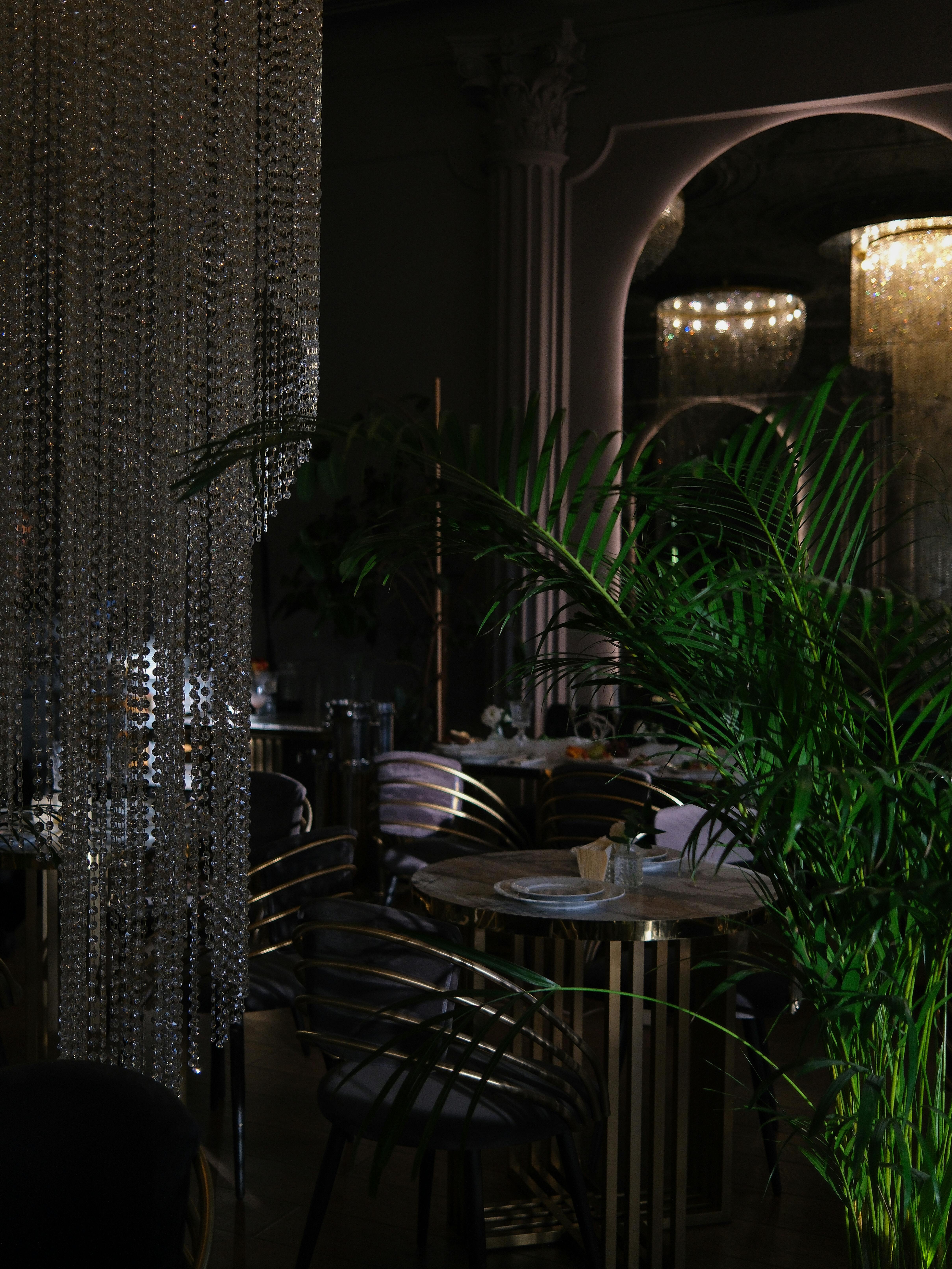 Komorní restaurační lounge s křišťálovými detaily a intimní atmosférou